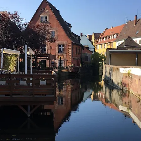 In Old Town 6 People